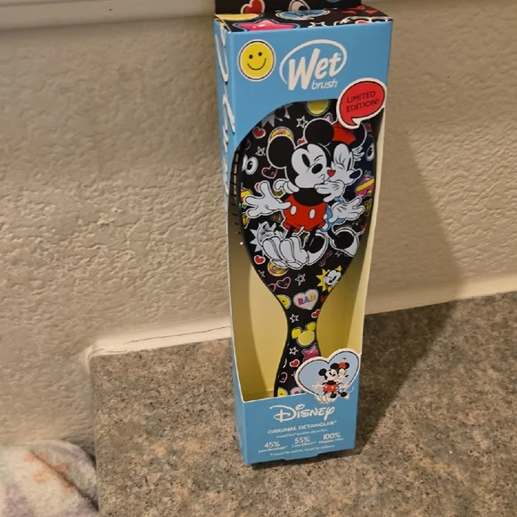 Disney Wet Brush with Mickey Mouse Design - Black and Colorful Accents New - Picture 1 of 3